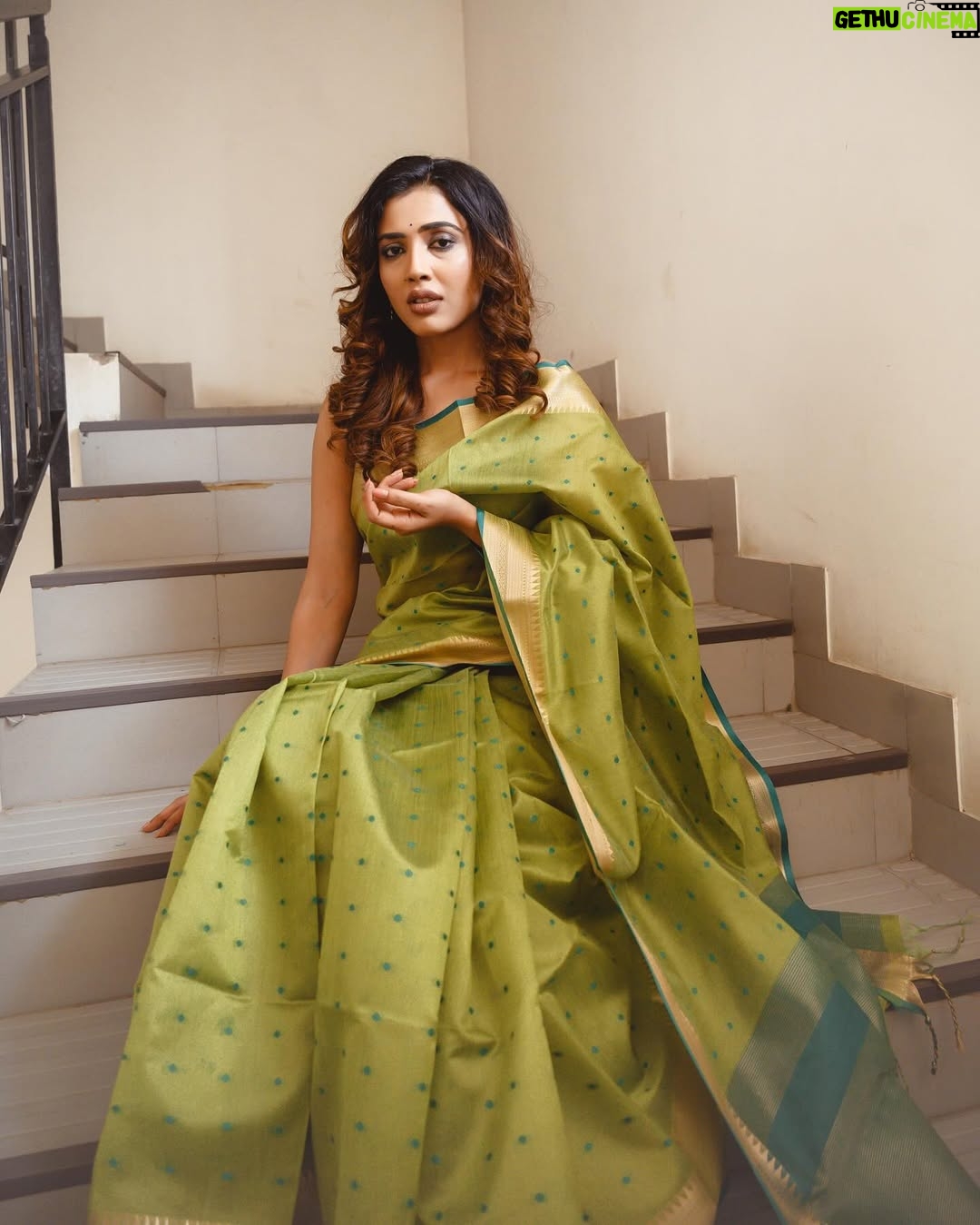 Sara Annaiah - 6.1K Likes - ಆಕಾಶ ದೀಪವೂ ನೀನೂ
ನಿನ್ನ ಕಂಡಾಗ ಸಂತೋಷವೇನೊ 🌸🌸
@evara_by_themystiquedesign
@framesbyvikaskakolu
@makeover_by_ranju_gowda
@panchamigowda_artistry568