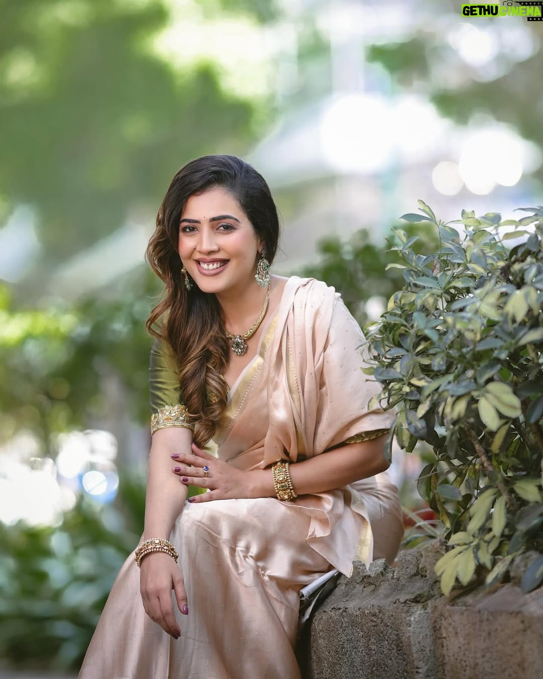 Sara Annaiah - 17.6K Likes - When in doubt, drape it out. 💫😘
@kushisampathkumar_couture
@venu_portraits
@makeupbyanushkaasingh
@anithebutterfingers