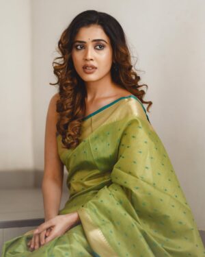 Sara Annaiah Instagram - ಆಕಾಶ ದೀಪವೂ ನೀನೂ 
ನಿನ್ನ ಕಂಡಾಗ ಸಂತೋಷವೇನೊ 🌸🌸

@evara_by_themystiquedesign 
@framesbyvikaskakolu 
@makeover_by_ranju_gowda 
@panchamigowda_artistry568