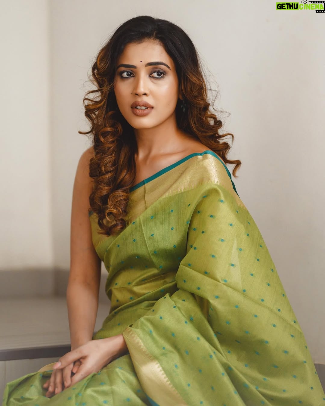 Sara Annaiah - 6.1K Likes - ಆಕಾಶ ದೀಪವೂ ನೀನೂ
ನಿನ್ನ ಕಂಡಾಗ ಸಂತೋಷವೇನೊ 🌸🌸
@evara_by_themystiquedesign
@framesbyvikaskakolu
@makeover_by_ranju_gowda
@panchamigowda_artistry568