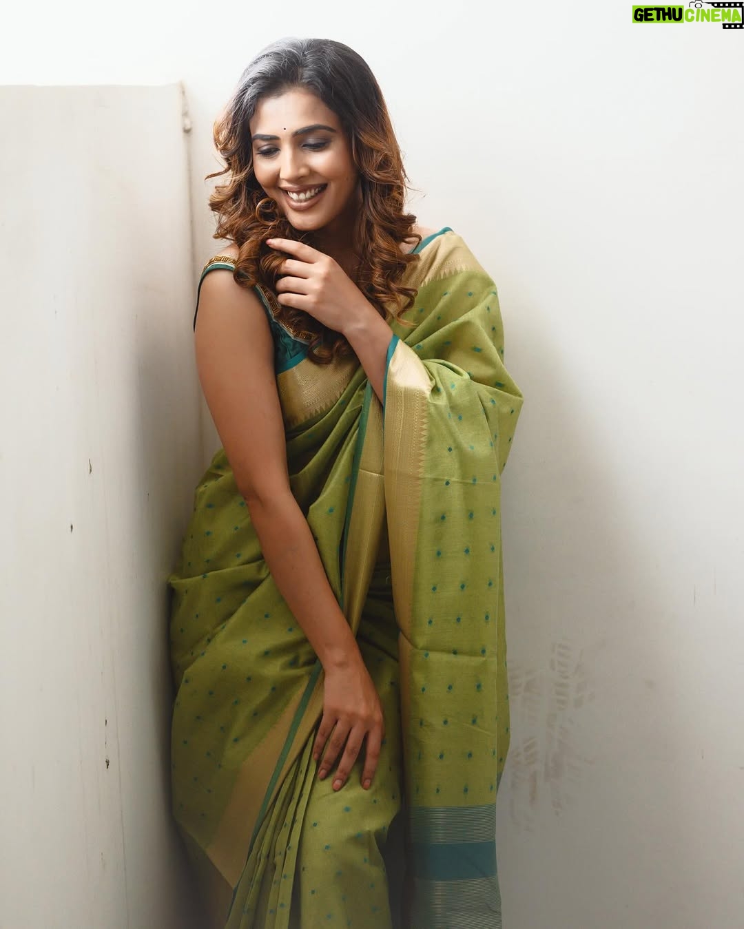 Sara Annaiah - 6.1K Likes - ಆಕಾಶ ದೀಪವೂ ನೀನೂ
ನಿನ್ನ ಕಂಡಾಗ ಸಂತೋಷವೇನೊ 🌸🌸
@evara_by_themystiquedesign
@framesbyvikaskakolu
@makeover_by_ranju_gowda
@panchamigowda_artistry568