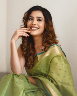 Sara Annaiah Instagram - ಆಕಾಶ ದೀಪವೂ ನೀನೂ 
ನಿನ್ನ ಕಂಡಾಗ ಸಂತೋಷವೇನೊ 🌸🌸

@evara_by_themystiquedesign 
@framesbyvikaskakolu 
@makeover_by_ranju_gowda 
@panchamigowda_artistry568