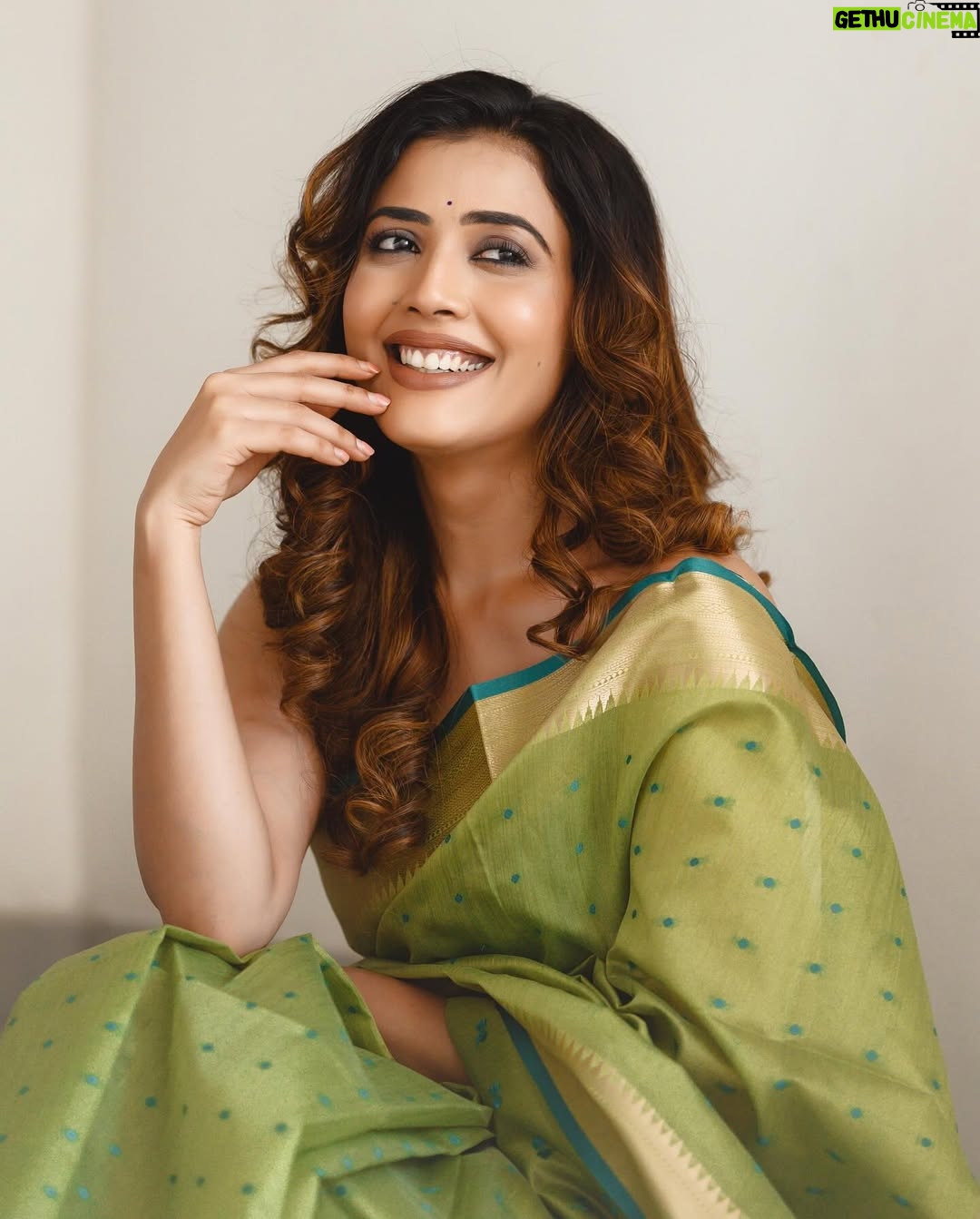 Sara Annaiah - 6.1K Likes - ಆಕಾಶ ದೀಪವೂ ನೀನೂ
ನಿನ್ನ ಕಂಡಾಗ ಸಂತೋಷವೇನೊ 🌸🌸
@evara_by_themystiquedesign
@framesbyvikaskakolu
@makeover_by_ranju_gowda
@panchamigowda_artistry568