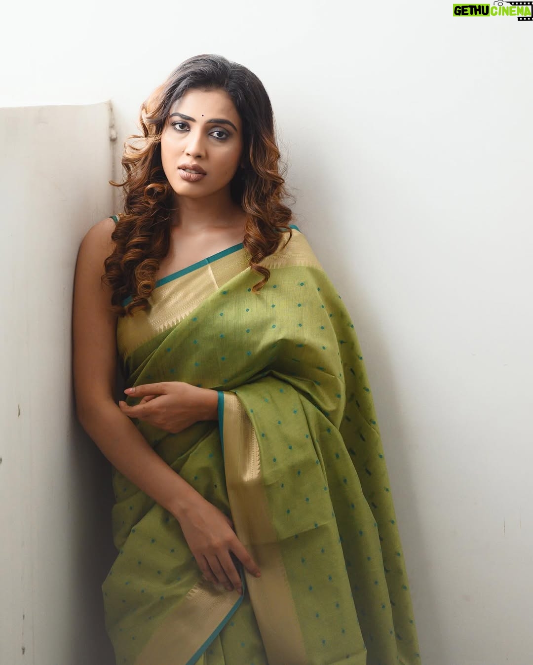 Sara Annaiah - 6.1K Likes - ಆಕಾಶ ದೀಪವೂ ನೀನೂ
ನಿನ್ನ ಕಂಡಾಗ ಸಂತೋಷವೇನೊ 🌸🌸
@evara_by_themystiquedesign
@framesbyvikaskakolu
@makeover_by_ranju_gowda
@panchamigowda_artistry568