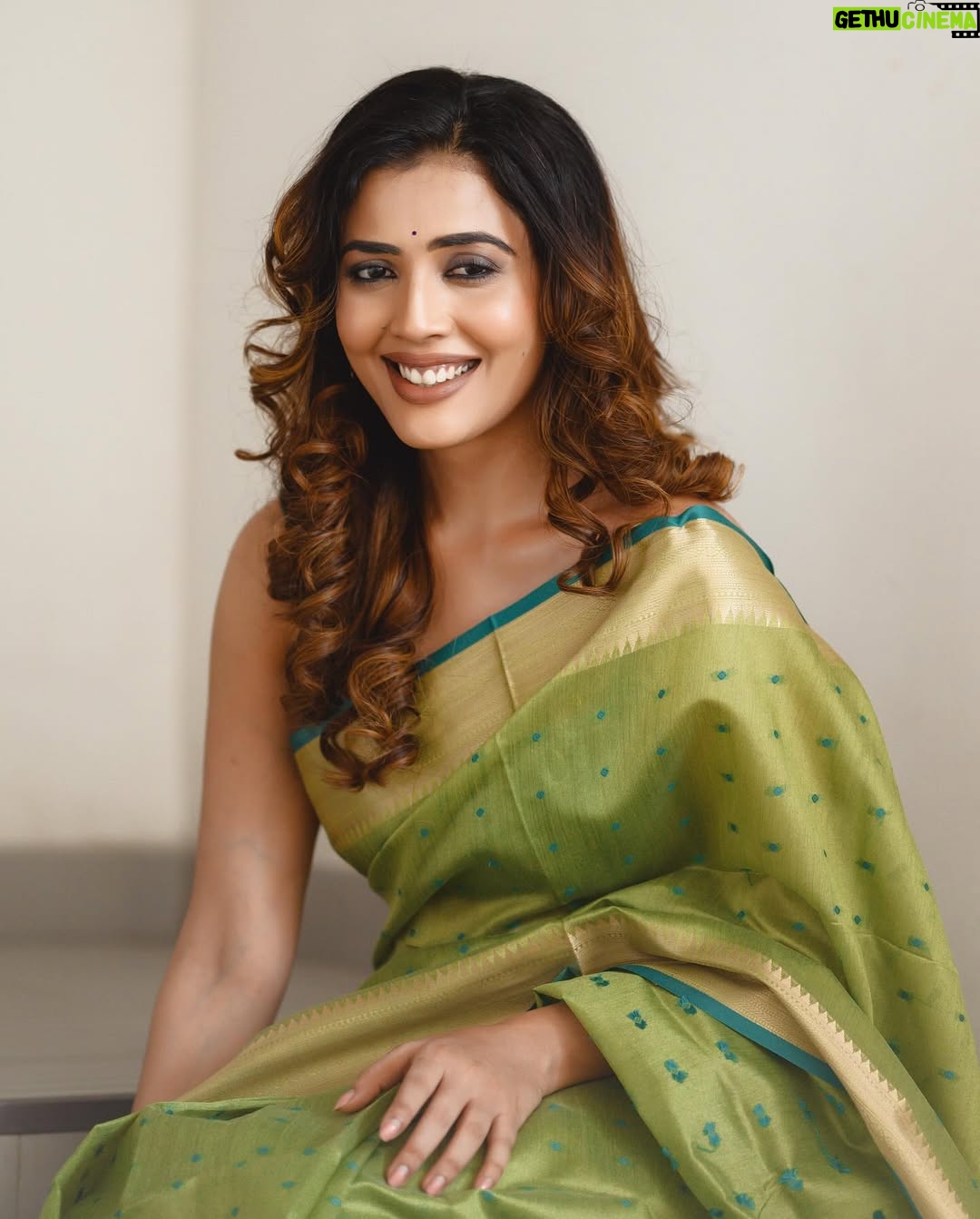 Sara Annaiah - 6.1K Likes - ಆಕಾಶ ದೀಪವೂ ನೀನೂ
ನಿನ್ನ ಕಂಡಾಗ ಸಂತೋಷವೇನೊ 🌸🌸
@evara_by_themystiquedesign
@framesbyvikaskakolu
@makeover_by_ranju_gowda
@panchamigowda_artistry568