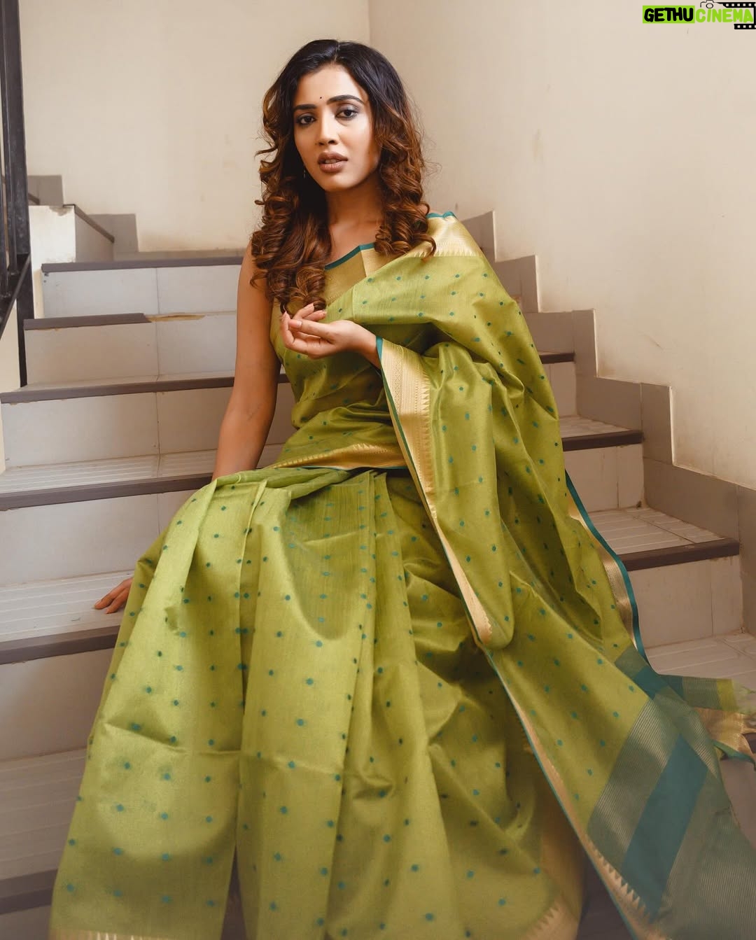 Sara Annaiah - 6.1K Likes - ಆಕಾಶ ದೀಪವೂ ನೀನೂ
ನಿನ್ನ ಕಂಡಾಗ ಸಂತೋಷವೇನೊ 🌸🌸
@evara_by_themystiquedesign
@framesbyvikaskakolu
@makeover_by_ranju_gowda
@panchamigowda_artistry568
