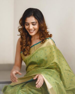 Sara Annaiah Instagram - ಆಕಾಶ ದೀಪವೂ ನೀನೂ 
ನಿನ್ನ ಕಂಡಾಗ ಸಂತೋಷವೇನೊ 🌸🌸

@evara_by_themystiquedesign 
@framesbyvikaskakolu 
@makeover_by_ranju_gowda 
@panchamigowda_artistry568