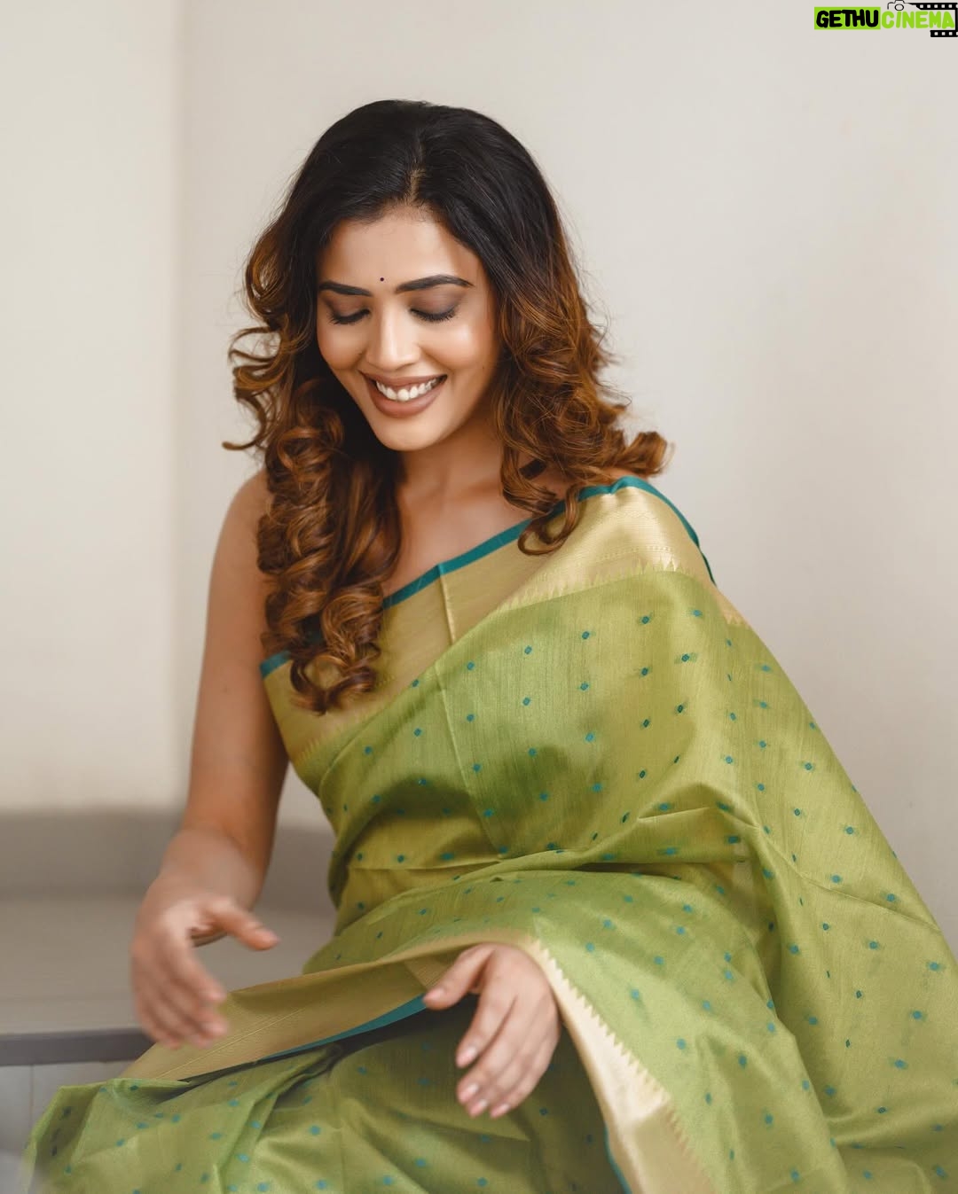 Sara Annaiah - 6.1K Likes - ಆಕಾಶ ದೀಪವೂ ನೀನೂ
ನಿನ್ನ ಕಂಡಾಗ ಸಂತೋಷವೇನೊ 🌸🌸
@evara_by_themystiquedesign
@framesbyvikaskakolu
@makeover_by_ranju_gowda
@panchamigowda_artistry568