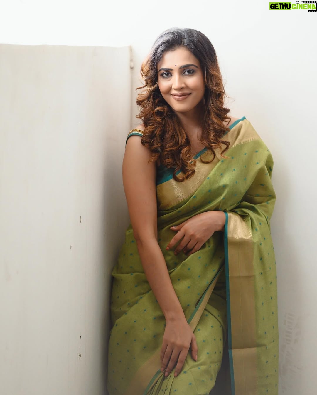 Sara Annaiah - 6.1K Likes - ಆಕಾಶ ದೀಪವೂ ನೀನೂ
ನಿನ್ನ ಕಂಡಾಗ ಸಂತೋಷವೇನೊ 🌸🌸
@evara_by_themystiquedesign
@framesbyvikaskakolu
@makeover_by_ranju_gowda
@panchamigowda_artistry568