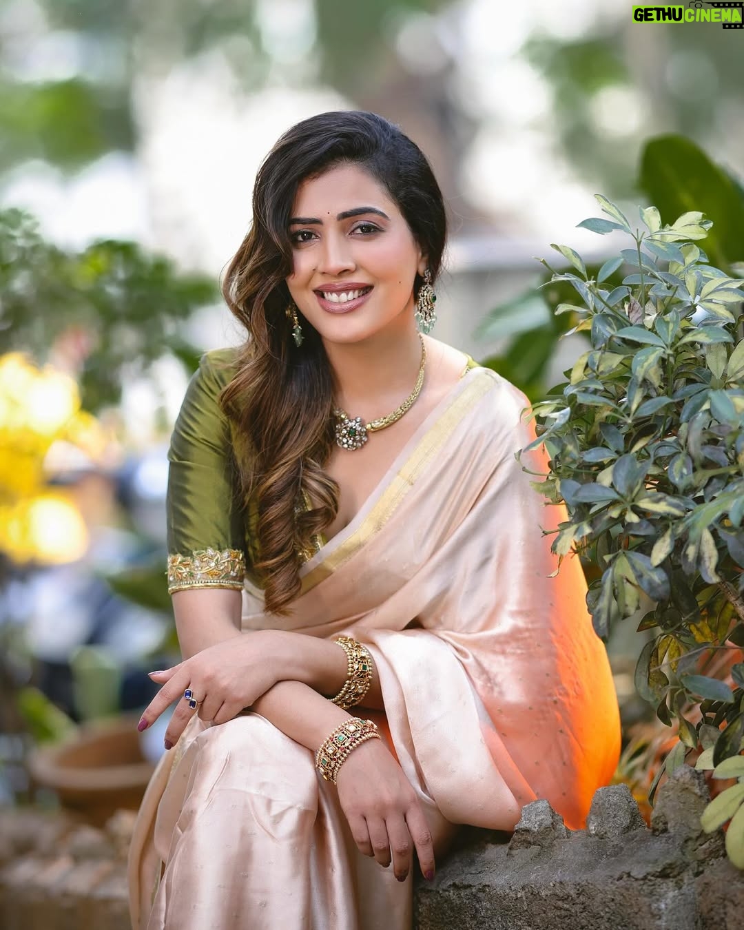 Sara Annaiah - 17.6K Likes - When in doubt, drape it out. 💫😘
@kushisampathkumar_couture
@venu_portraits
@makeupbyanushkaasingh
@anithebutterfingers