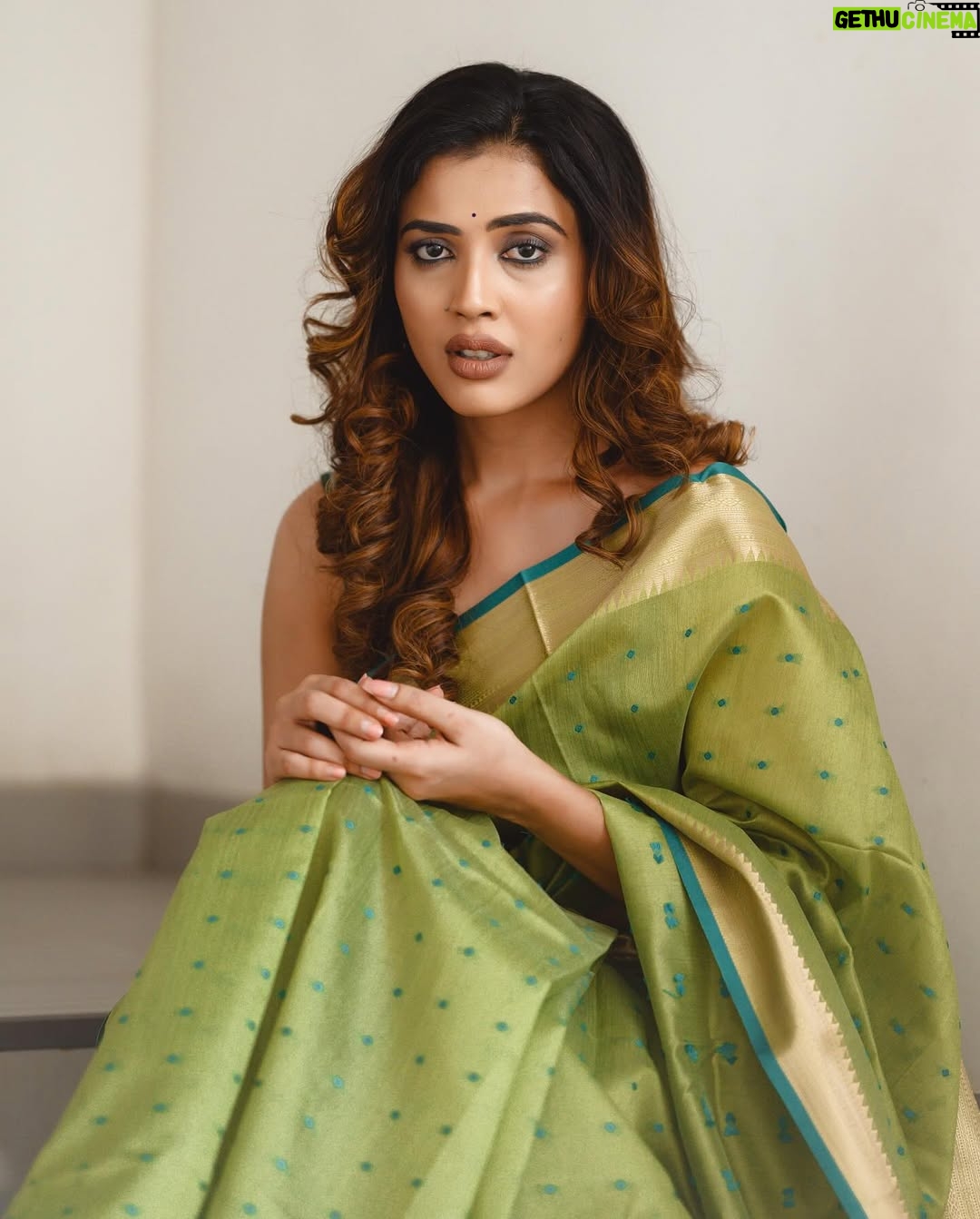 Sara Annaiah - 6.1K Likes - ಆಕಾಶ ದೀಪವೂ ನೀನೂ
ನಿನ್ನ ಕಂಡಾಗ ಸಂತೋಷವೇನೊ 🌸🌸
@evara_by_themystiquedesign
@framesbyvikaskakolu
@makeover_by_ranju_gowda
@panchamigowda_artistry568
