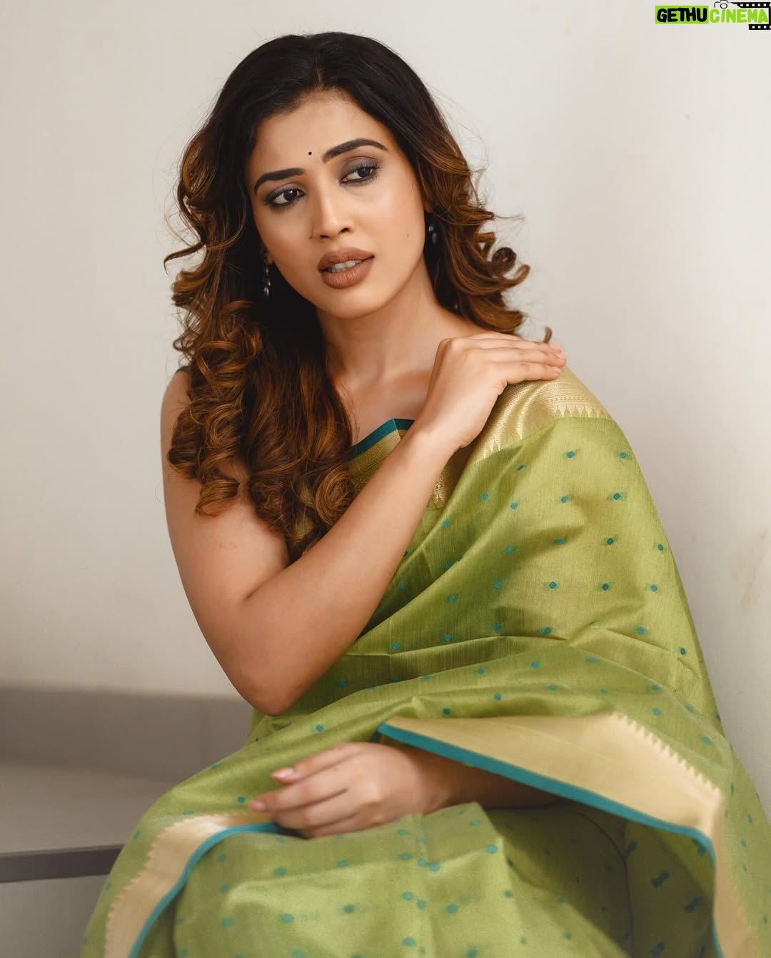 Sara Annaiah - 6.1K Likes - ಆಕಾಶ ದೀಪವೂ ನೀನೂ
ನಿನ್ನ ಕಂಡಾಗ ಸಂತೋಷವೇನೊ 🌸🌸
@evara_by_themystiquedesign
@framesbyvikaskakolu
@makeover_by_ranju_gowda
@panchamigowda_artistry568