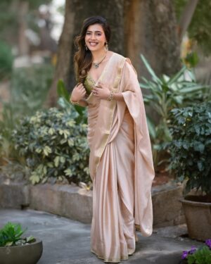Sara Annaiah Instagram - When in doubt, drape it out. 💫😘

@kushisampathkumar_couture 
@venu_portraits 
@makeupbyanushkaasingh 
@anithebutterfingers