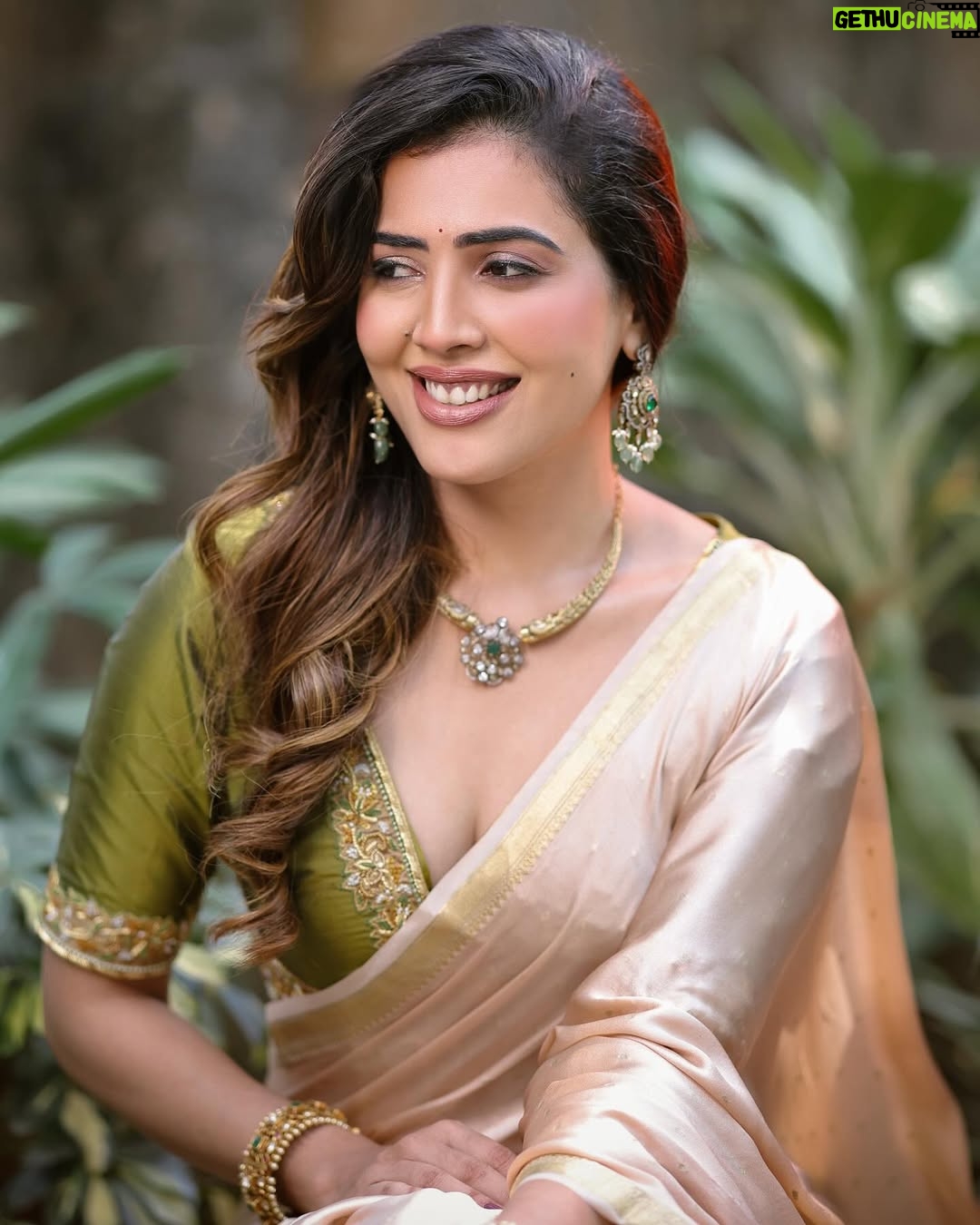 Sara Annaiah - 17.6K Likes - When in doubt, drape it out. 💫😘
@kushisampathkumar_couture
@venu_portraits
@makeupbyanushkaasingh
@anithebutterfingers