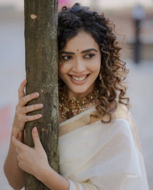 Sara Annaiah Instagram - Feeling all the feels 🤍☺️

@umesh__photography___ 
@makeover_by_ranju_gowda 
@panchamigowda_artistry568 
@shrisilverbay 
@viha.alankar