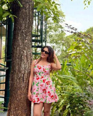 Sara Annaiah Instagram - Floral feels and leafy dreams! 🌳🍒🌸