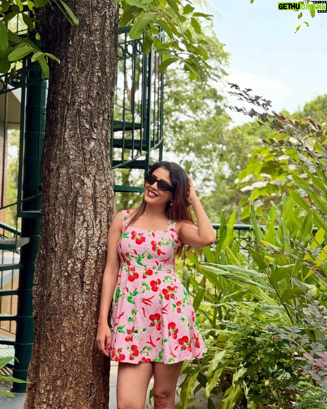 Sara Annaiah - 8.2K Likes - Floral feels and leafy dreams! 🌳🍒🌸
