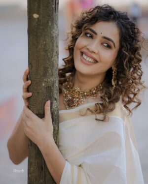 Sara Annaiah Instagram - Feeling all the feels 🤍☺️

@umesh__photography___ 
@makeover_by_ranju_gowda 
@panchamigowda_artistry568 
@shrisilverbay 
@viha.alankar