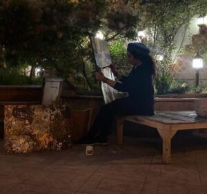 Sara Khoeniha Instagram - کاش چنگال خونین مردان سیاست ،به جای اینهمه زیاده خواهی و سیاهی و تباهی 
رنگی بر دل ما مردمان خسته از نفاق و جنگ بزند ! 
قلمی بردارند و دل کودکی را سفید کنند …
ما خود با ذره ذره ی وجودمان این مصیبت اجباری را لمس کرده ایم و از بازمانده های روزهای دلهره آور و غم زده ی سال‌های جنگ هستیم .
کاش خالق هنر باشید،نه جنگ !
سارا خوئینی ها /۶ اسفند ۱۴۰۰

Make art ,not war !

#صلح_جهانی #جنگ_روسیه_اکراین #جنگ_نمیخواهیم #جنگ_حق_هیچ_ملتی_نیست