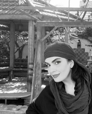 Sara Khoeniha Instagram - اشتباه می‌کنند بعضی‌ها 
که اشتباه نمی‌کنند! 
باید راه افتاد، 
مثل رودها که بعضی به دریا می‌رسند 
بعضی هم به دریا نمی‌رسند. 
رفتن، هیچ ربطی به رسیدن ندارد!
از اشعار سید علی صالحی
