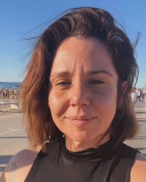Sara Norte Instagram - Estamos em contagem decrescente para aquele que será de certeza um dos dias mais felizes da minha Vida.
E no fundo estou serena ,até porque tenho a certeza daquilo que vou fazer e muito feliz por ter o meu @vascovala na minha Vida.
Quem priva connosco sabe que somos mesmo muito diferentes:enquanto eu quero viver tudo demasiado intensamente,o @vascovala traz me a calma e o travão que preciso ,para ter uma Vida mais feliz e mais centrada.
Aos 40 anos vou iniciar uma bela fase da minha Vida e este Ano é sem dúvida muito especial.
Mais do que alguma vez pensei.
Tic tac ⏰❤️