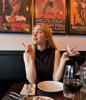 Sarah Dugdale Instagram - This year has been a steady flow of Lambrusco and joy. Keep it coming ❤️