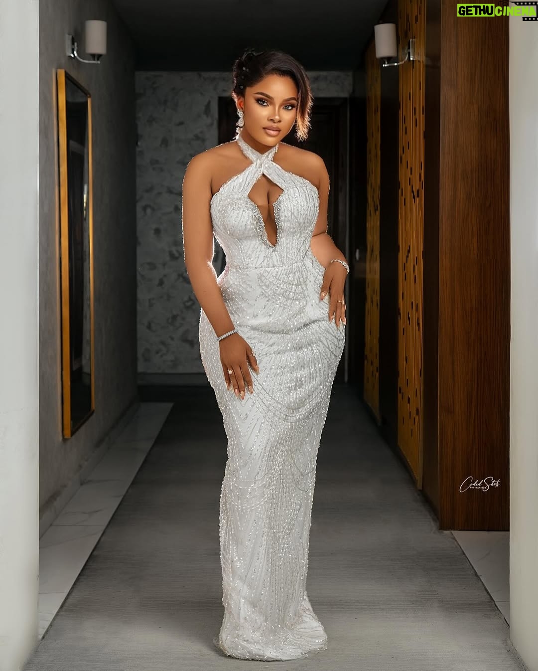 Sarian Martin - 3 Likes - Growing up , I was taught to only respond to good energy and reciprocate it. Will forever be a sweet girl and protect my space with happiness and good vibes.
If you love me , just know that I love you too already 🥰🥰
My beautiful dress was made by @houseofama
Makeup @austas_place
Hair stylist @emagreatculture
Photographer @Coded_shots_photography