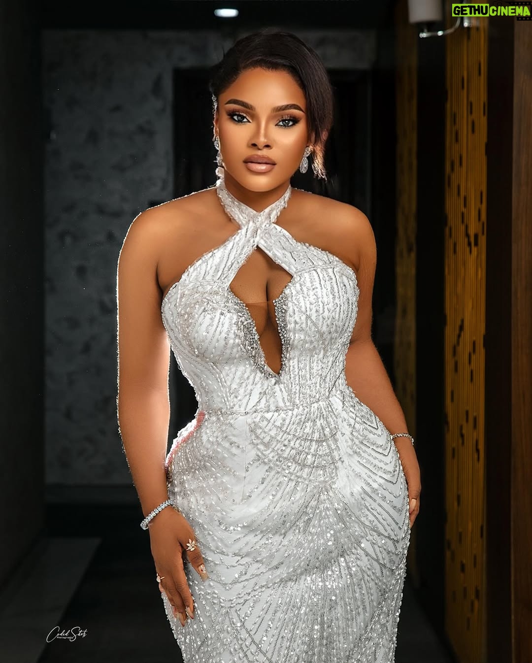 Sarian Martin - 3 Likes - Growing up , I was taught to only respond to good energy and reciprocate it. Will forever be a sweet girl and protect my space with happiness and good vibes.
If you love me , just know that I love you too already 🥰🥰
My beautiful dress was made by @houseofama
Makeup @austas_place
Hair stylist @emagreatculture
Photographer @Coded_shots_photography
