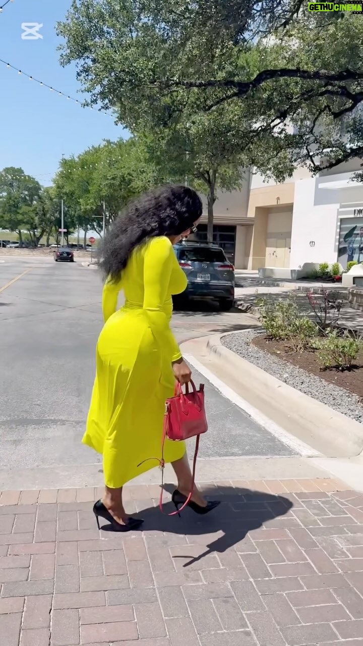 Sarian Martin - 3 Likes - Happy Saturday lovers ….
We are cooking bangers in the kitchen and they are almost ready to serve on Sarian Martin TV
Love you all so much. Your baby ate too much before this video , biko leave my stomach out of this 😂. I know I’ll become slim the moment I start work. So let me enjoy this while it last.