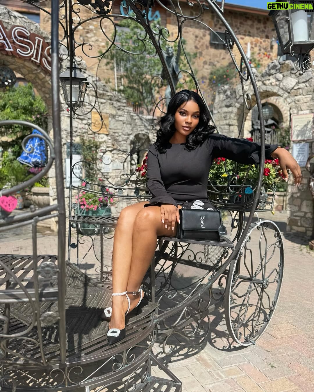Sarian Martin - 3 Likes - Happy new month my lovers.
Hope the month of May brings us happiness and good news.
All my love 😍
