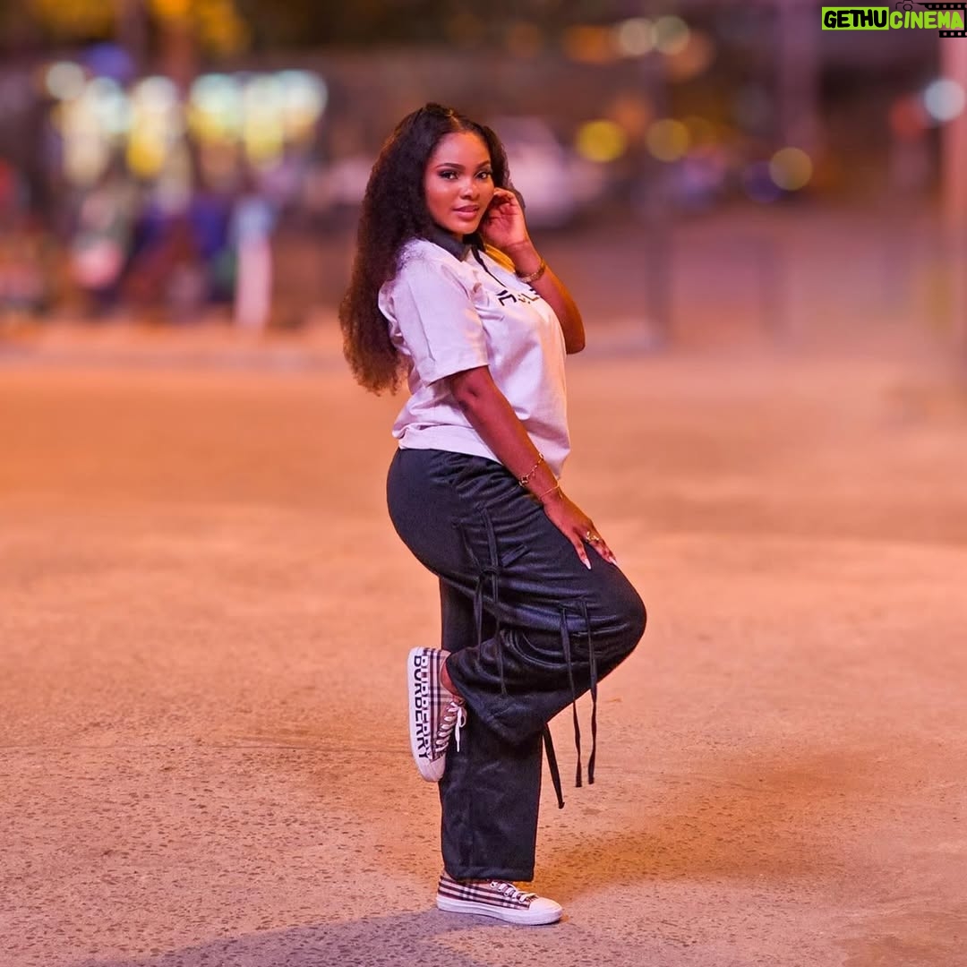 Sarian Martin - 3 Likes - To the best fan base in the world, I call them the odogwu silencers. Thank you for selling out the cinema just to come watch me in a movie.
Go watch summer rain guys.
The hugs, the love , the well wishes , I was in a happy place yesterday. Ona no fall my hand.
I promise not to ever fall ona hand.
Team sold out!!!
@sarianmartin_army @queensari_fanpage @sarianmartin_lovers
Outfit @aweleclothing_