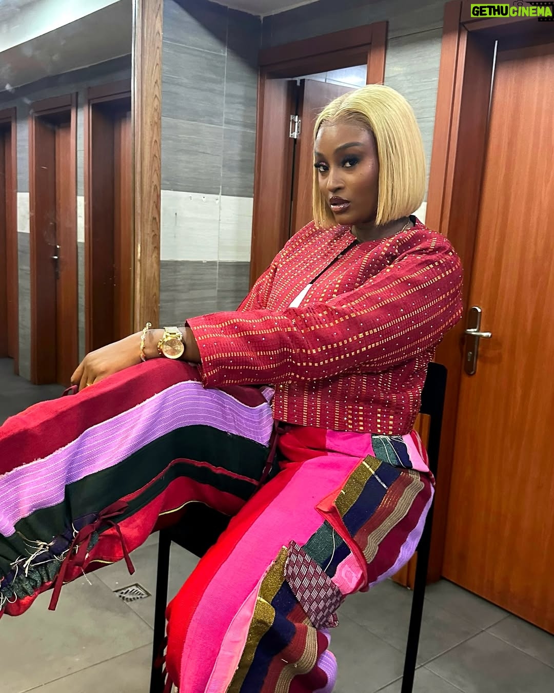 Scarlet Gomez - 25.8K Likes - Pulled up for #ELJ rocking @bethany_layn & makeup by @tiwatheemua.
You should go catch #EverybodyLovesJenifa at the cinema.. perfect movie for the festive season!
Video by @sijibomi_michael