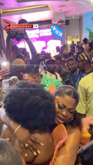 Scarlet Gomez Instagram - The legend, @funkejenifaakindele praising @thescarletgomez for her performance after watching the premiere of LABAKE OLODODO ✨✨

@labakeolododo_ 
#labakeolododo #labakeolododopremiere