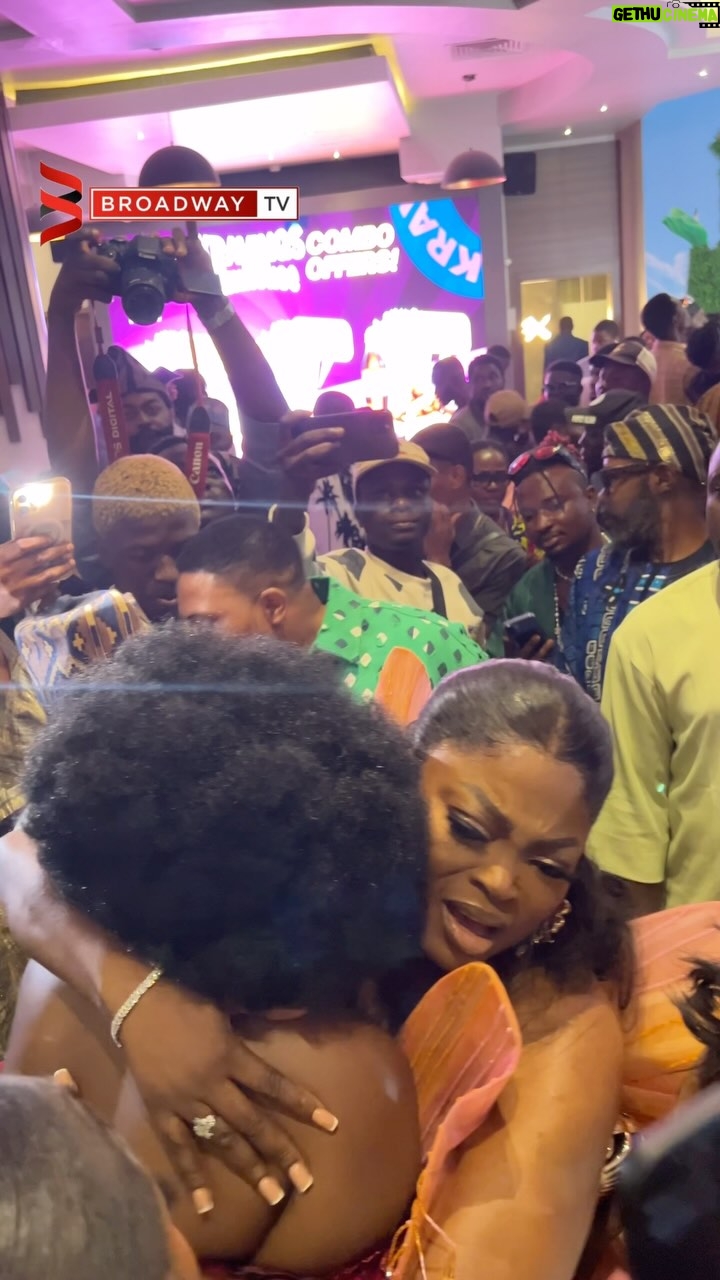 Scarlet Gomez - 7.2K Likes - The legend, @funkejenifaakindele praising @thescarletgomez for her performance after watching the premiere of LABAKE OLODODO ✨✨
@labakeolododo_
#labakeolododo #labakeolododopremiere