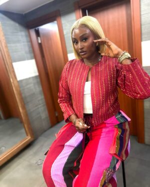 Scarlet Gomez Instagram - Pulled up for #ELJ rocking @bethany_layn & makeup by @tiwatheemua.
You should go catch #EverybodyLovesJenifa at the cinema.. perfect movie for the festive season!
Video by @sijibomi_michael