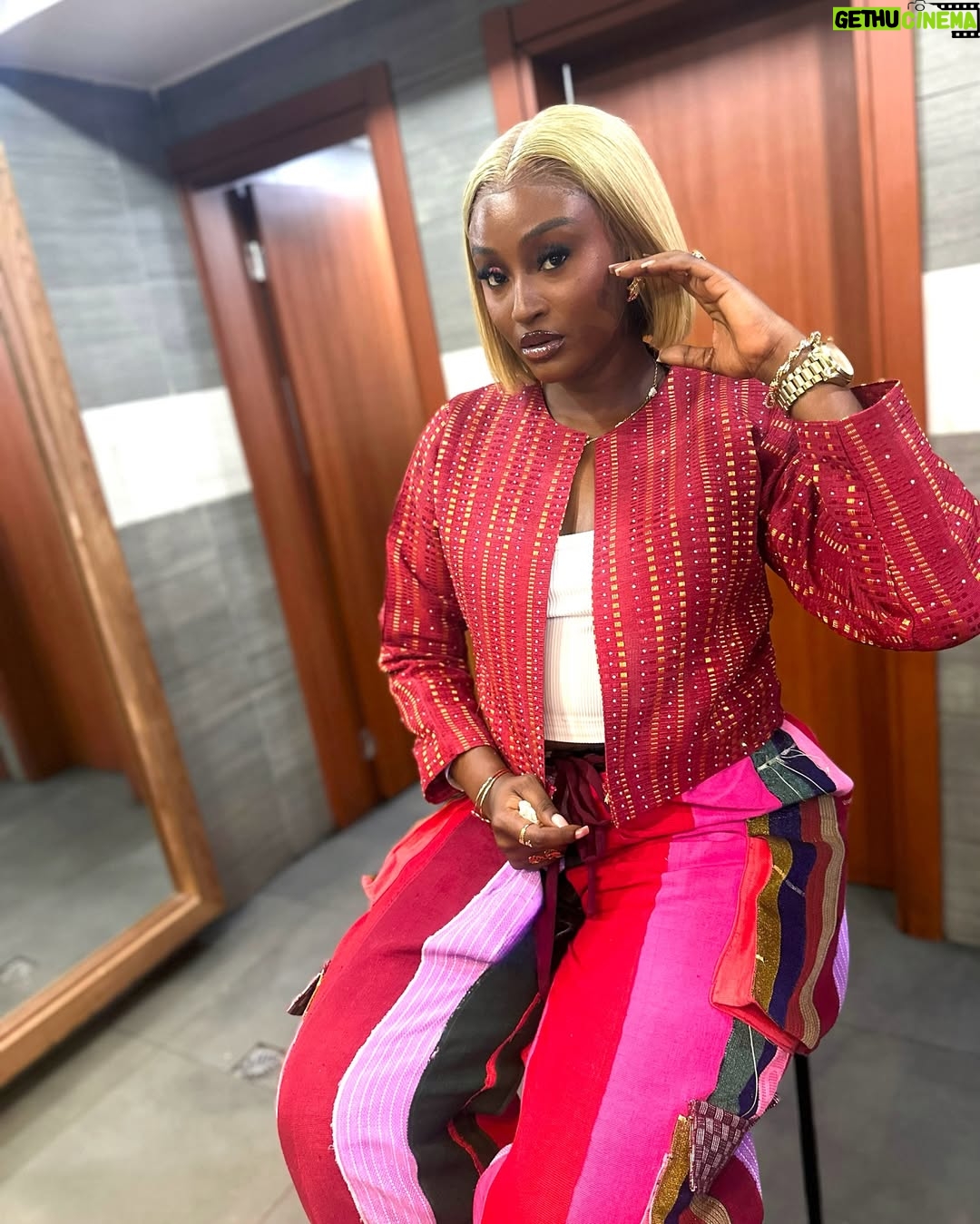 Scarlet Gomez - 25.8K Likes - Pulled up for #ELJ rocking @bethany_layn & makeup by @tiwatheemua.
You should go catch #EverybodyLovesJenifa at the cinema.. perfect movie for the festive season!
Video by @sijibomi_michael