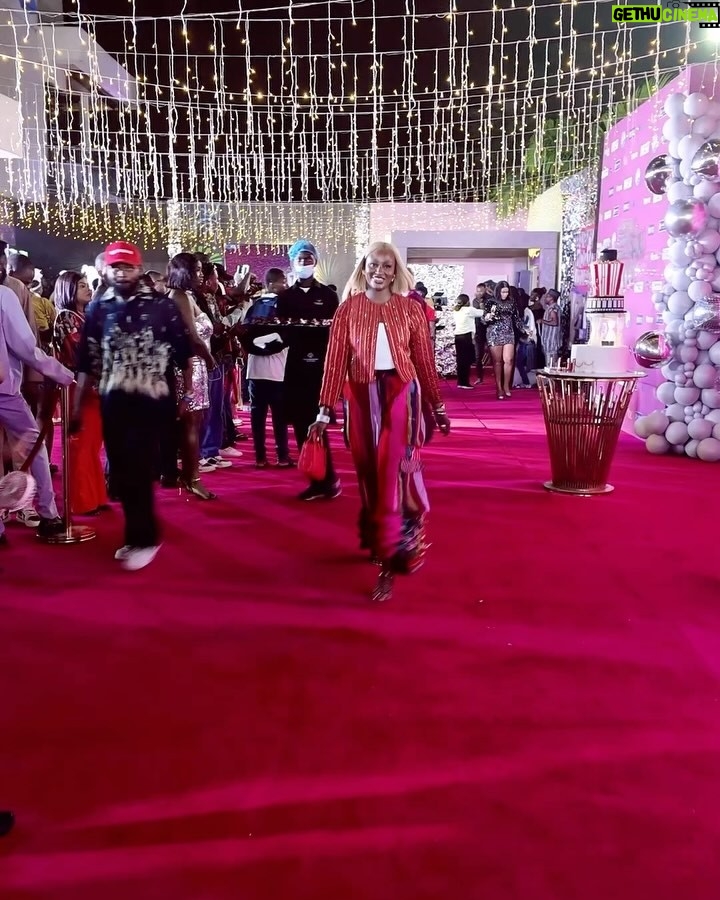 Scarlet Gomez - 25.8K Likes - Pulled up for #ELJ rocking @bethany_layn & makeup by @tiwatheemua.
You should go catch #EverybodyLovesJenifa at the cinema.. perfect movie for the festive season!
Video by @sijibomi_michael