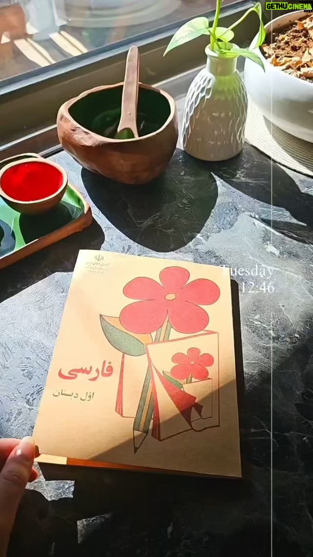 Serna Amini - 32.2K Likes - زیبایی در سادگی بود ، تکنولوژی خود نمایی کرد ، جذاب و دلربا بود ، سادگی در گذشته ماند و دیگر هیچ چیز ساده نبود ، همه چیز پیچیده شد ،
خیلی پیچیده ...
#گذشته #حال #آینده #نوستالژی
خواننده : فرهاد 🎵
