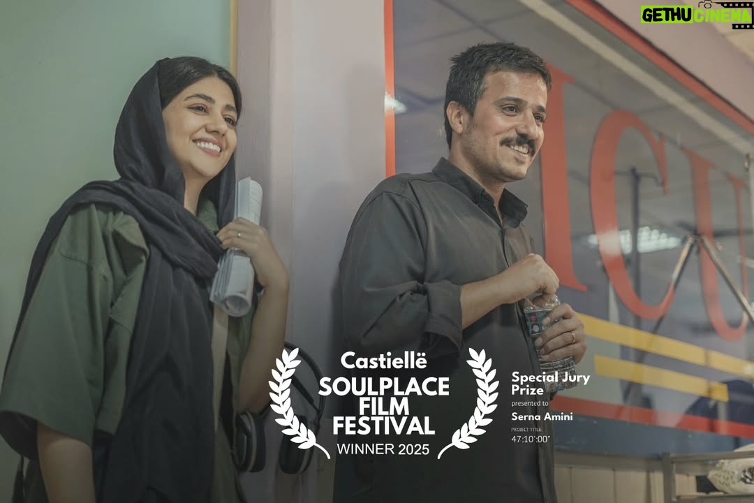 Serna Amini - 50.5K Likes - جایزه ویژه هیئت داوران فستیوال ایتالیایی به فیلم کوتاه
«چهل و هفت ساعت و ده دقیقه» رسید .
جایزه ویژه هیئت داوران جشنواره ایتالیایی سولپلیس به فیلم کوتاه «چهل و هفت ساعت و ده دقیقه» به کارگردانی سرنا امینی و تهیه کنندگی حسین سلیمانی تعلق گرفت. این جشنواره با هدف ترویج استعدادهای سینمایی و معرفی فیلمسازان مستقل در ایتالیا برگزار میشود و به دلیل تمرکز بر آثار خلاقانه و نوآورانه در دنیای سینما، شناخته شده است.
امسال جایزه بهترین فیلم به لوکا مارکوناتا، کارگردان ایتالیایی، برای فیلم «La Balzana» و جایزه ویژه هیئت داوران به فیلم سرنا امینی رسید. این جشنواره که فیلمها را تنها در بخشهایی مانند بهترین فیلم بلند داستانی، بهترین انیمیشن، بهترین فیلم کوتاه، کارگردانی، تدوین، موسیقی متن و فیلمنامه ارزیابی میکند، هر ساله در چندین شهر ایتالیا برگزار میشود.
داستان فیلم «چهل و هفت ساعت و ده دقیقه» درباره مردی است که همسرش پس از یک تصادف شدید و نارسایی قلبی، نیاز به پیوند قلب دارد. او تنها چهل و هفت ساعت و ده دقیقه فرصت دارد تا هزینه خرید قلب را تهیه کند و زندگی همسرش را نجات دهد.
این فیلم پیشتر در فستیوال بینالمللی زوما نیجریه نیز در بخش مسابقه حضور داشته و با استقبال خوبی روبرو شده است.
تهیه کننده مشترک : امین شهری
نویسنده : یزدان کاظمی - خانه نگارش دوستان
مدیر فیلمبرداری: مهدی رضایی
مشاور کارگردان : امیراحمد انصاری
دستیار کارگردان: مرضیه زرتشت
مجری طرح : حامد مختاری
تدوین : مهیار بهمنش
طراح گریم : الهه عسگری
مریم نصرالهی
آهنگساز: پیام آزادی
صدابردار : میلاد ملکی
طراح و ترکیب صدا : احسان افشاریان
طراح لباس : مهراسا بوالحسنی
طراح صحنه: احمد لطفی
اصلاح رنگ و نور : مهران دوستی
عکاس: مهسا زرین جویی
فیلمبردار و عکاس پشت صحنه : صدرا خیابانی
منشی صحنه : نفس اصولی
دستیار دوم کارگردان : امیر فرهادی
طراح پوستر : سینا افشار
مدیر روابط عمومی : جواد عبدی
بازیگران: حسین سلیمانی / کیاشاه تنگستانی پور/پویا بیگی/رومینا نیک اندیش /آریسا پیام شاد
@serna_amini
@hosseinsoleimani
@amin__shahrii
@yazdan_kazemi
@amirahmad_ansari
@mehdi.rezaaee
@hamedmukhtari
@mahyar.behmanesh
@payam.azadiii
@elaheh.asgarii
@miladmaleki
@doustimehran
@sinaafshar_
@amir_frd_
@kiaashaah
@ehsanafn
@romina_nikandish
@maryammnasrollahi
@marziezartosht
@mahsa_zarrinjooee
@mehrasabolhasani
@sadra.khiabanian
@doostanstudio
@nafas.osouli