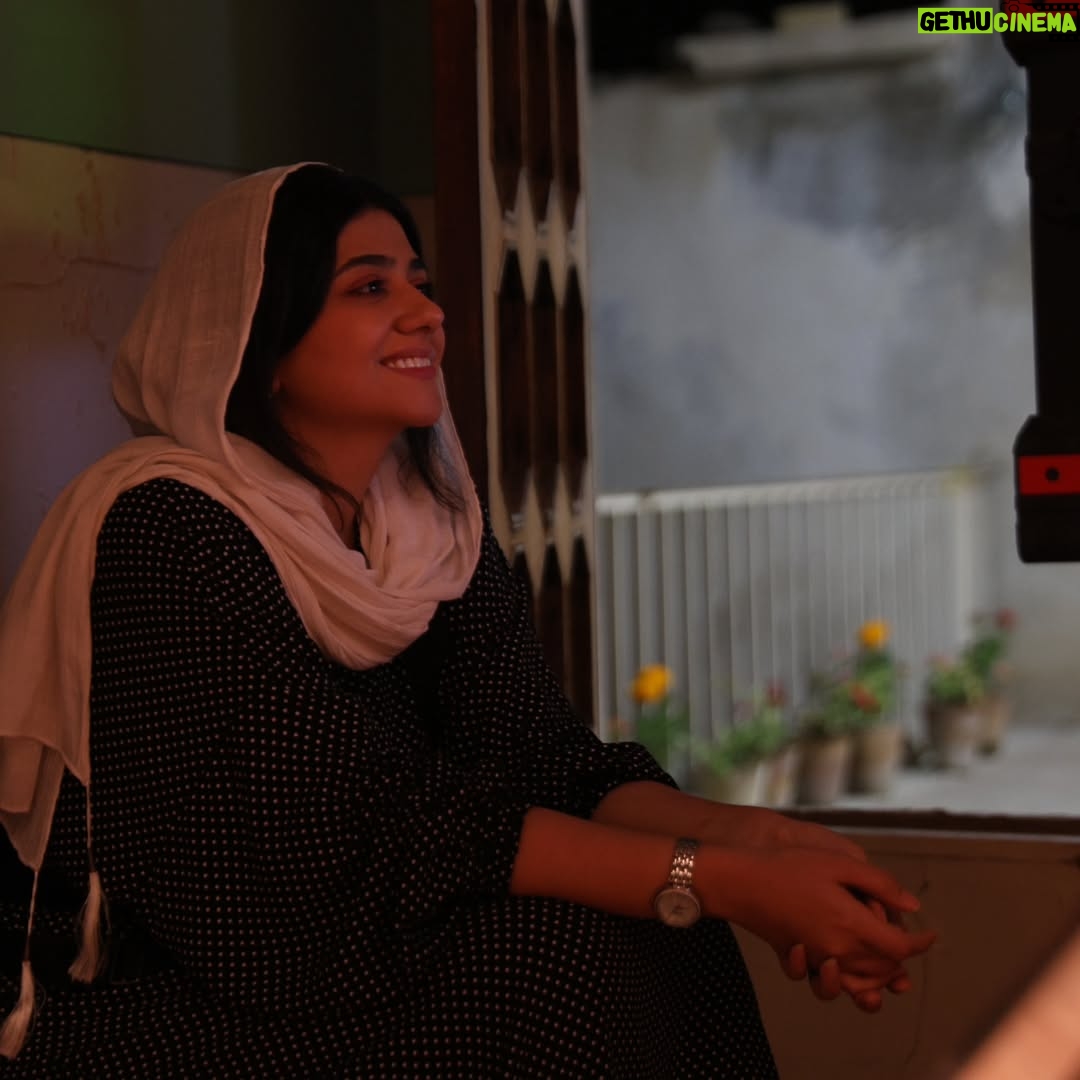 Serna Amini - 203.8K Likes - یادداشتی برای خودم
در این سی سالی که گذشت آروم آروم رشد کردی ، بزرگ شدی ، ازدواج کردی ، مادر شدی ، تصمیماتی گرفتی ، خوب یا غلط ،تجربه کردی و هر بار با حقایقی از زندگی رو به رو شدی ، گریه کردی ، شکست خوردی ، از ته دل خندیدی ، عده ای رو خندوندی ، از حرف ها رنجیدی و بخشیدی ، اما باز هم عمیقا نتونستی شاد باشی ، جایی از زندگی متوجه شدی دیگه نه تشویق و تحسین دیگری تو رو خوشحال میکنه نه تعداد لایک و ویوو ... لحظه ای رسید که فهمیدی در این چند سال چقدر خودت رو نادیده گرفته بودی ، لحظه ای رسید که فهمیدی برای شادی خودت هیچ کاری نکردی ، اون موقع بود که قلم به دست گرفتی و ساعت ها نوشتی جوری که گذر زمان رو متوجه نشدی ، اون لحظه دلنشین رسید که پشت مانیتور اولین پلانی که ساختی رو دیدی ،اون موقع بود که واقعا زندگی کردی ... برای خودت زندگی کردی ، نه منتظر تشویق بودی نه از تخریب ها ترسیدی ، نه نگران آینده بودی ، فقط زندگی کردی .
خلق کردی ، همانطور که خلق شده ای
تولدت مبارک ، سی و یک سالگی خیلی باهات کار دارم✍️✨️
#فیلمسازی
#31 🎂
عکس اول ، عکسی از پشت صحنه مستند 《بچه سوم 》
همون لحظه ای که میدیدم ایده های فیلمنامه م چطور داره به واقعیت میپیونده ...
این لحظه رو برای همه تون آرزو میکنم ❤️