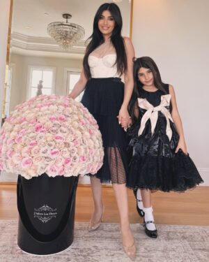 Seyedeh Tina Sadri Instagram - Perfect Mother’s Day gift via @jadorelesfleurs 💓
This ginormous, gorgeous, spring-perfect arrangement left my whole family stunned 🫠 #mothersday #mothersdaygiftidea 
One of the reasons I refer to Jadore as one of my favorite florists is because besides being the most aesthetically pleasing, their arrangements last so long and continue to look fresh! Swipe to see how perfect they are after almost a week in the last slide/video 😍 

Siena’s gorgeous dress is by @tulleenofficial