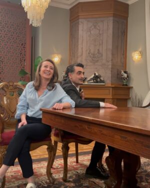 Sezin Bozacı Instagram - Ben de son set günümüzden, son sahnemizi beklerken bizzat Şerifciim’in çektiği bu foto ile veda etmek istedim Yalı Çapkını’na. Ne çok an, ne çok anı…Kamera önündeki ve kamera arkasındaki tüm oyun arkadaşlarıma çok teşekkürler. Hepinizi çok seviyorum. Elveda “Yalı Çapkını”. Elveda “Esme” 🤍  @yalicapkiniresmi @ogm.pictures  #umutsuzluğaalışma
