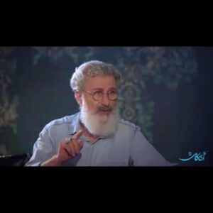 Shaghayegh Dehghan Instagram - .
براى منى كه در كودكى، تحتِ تأثيرِ آموزه هاى سختگيرانه ى مذهبى رايج در مدارسِ اون سال ها، وحشتِ اين رو پيدا كرده بودم كه جاى پدر و مادر ساده و شريفم، در آخرت به دليل انجام ندادنِ برخى مناسكِ دينى، قطع به يقين، قَعرِ جهنمِ سوزانيه كه خانم معلمِ پرورشى، از نقطهِ نظرِ خودش با حرصِ آميخته به لذتى، براى گناهكاران توصيفش مى كرد، حرف هاى آقاى عظيمى، يادآورى به جا و روشنى بود، تلنگرى به اون چه كه به نسل ما گذشته و تأثير دردناك و ناگزير و گاه حتى ناخودآگاهى كه بر روح و روانمون به جا گذاشته! رويكردِ صادقانه ى ايشون
 درباره ى ناآگاهى دوران كودكيشون و در نقدِ فضاى حاكم بر اون مقطعِ زمانى، نه تنها شجاعانه و بى رياست بلكه به اقتضاى روحيه اشون و شغلشون، كه طراحى و ساخت انيميشنه، كلامشون هم تصويرسازى تاريخى و قابل تأملى رو بهِ ذهنِ مخاطب، القا مى كنه!
_اميدوارم روزى برسه همه ى اين خاطره هاى تلخ و عبرت آموز رو با كاركترهايى كه در ذهنتون شكل گرفته به تصوير بكشيد. @bahramazimi45 
_به گفته خود ايشون، ويدئو، بخش ِكوتاهى، از يك مصاحبه ى يكى دو ساعته است كه سال گذشته ضبط و پخش شده