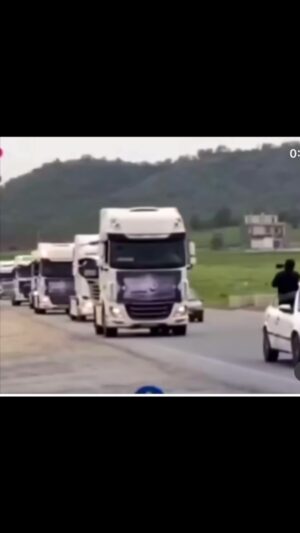 Shaghayegh Dehghan Instagram - .
چقدر ما مردم ايران خوبيم، چقدر وطن پرستيم، چقدر آدم حسابى هستيم، چقدر متمدن و بافرهنگيم، چقدر همديگرو دوست داريم، چقدر دِلِمون براى هم ميتَپه، چقدر غم هم رو ميخوريم، چقدر پُشتِ هم درميايم، انگار كه بچه هاى يك خانواده هستيم كه در سختى، كنار هم قد كشيدن، از سختى ها درس گرفتن و حالا كم كم دارن به بلوغ ميرسن، انگار كه خواهر و برادرهايى هستيم با والدينِ بدسرپرست كه از يه جايى به بعد تصميم گرفتن خودشون، خودشون رو تربيت كنن! در مواقع سختى به فكر هم باشن! به هم ياد بدن و از هم ياد بگيرن! حقوق شهرونديشون كه خيلى هاش رو تا حالا ازش بى خبر بودن به هم يادآورى كنن و تلاش كنن سيستمى رو كه نيازى نِميديده شرمنده ى مردمى باشه كه نتونسته امنيت، امكانات و رفاه رو براى اون مردم فراهم كنه، موظف به پاسخگويى كنن! 
چقدر خوبيم ما!
_تصوير، يكى از صدها تصويرِ منتشر شده از ابرازِ همدردى و همدلىِ مردم به غايت شريفم، با خانواده هاى قربانيانِ #فاجعه_بندرعباس در اين چند روز! 
همدردى كاروانِ كاميون دارانِ #مريوان