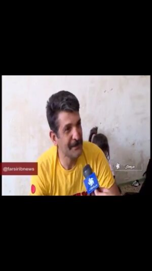 Shaghayegh Dehghan Instagram - يكى از چيزهاى مهمى كه در آينده حسرتش به دلِ جامعه امون خواهد موند اينه كه بخشِ قابلِ توجهى از طبقه ى متوسطِ جامعه از يه جايى به بعد تصميم گرفت بچه دار نشه! براى حل ِاين مشكل، سيستم از چند سالِ پيش واردِ عمل شد و همينطور كه طبقه ميانى جامعه داشت فرصت هاى فرزندآوريش رو از دست ميداد، تصميم گرفت با هوشمندى و درايت تمام يه سرى راهكار ارائه بِدِه كه جلوى كاهشِ جمعيت رو بگيره، به طور مثال، يه سرى پوستر تبليغاتى بى كيفيت طراحى كرد با اين مضمون كه  يه پدرى با هشت تا بچه اش در حاليكه روى يه موتورسيكلت فكستنى نشستن و خوشحالن و مى خندن از كنار يه خانواده اى كه تو يه ماشين شاسى بلندِ گرون نشستن اما افسرده ان چون فقط يه بچه دارن رد بشه، هزينه كرد و  يه سرى گزارشگر از طرف تلويزيونش فرستاد تا با خانواده هاى پُرجمعيتى كه عُمدتا هم از قشر ضعيف جامعه بودن گزارش هاى شاد تهيه كنه، تا اگر بر فرض اين كه كسى از بين تمام امكاناتى كه اين روزها براى تماشا و سرگرمى و كسب اطلاعات وجود داره انتخاب كنه كه مخاطب برنامه هاى جالب و خلاقانه ى صدا و سيما باشه يهو اون وسط با همچين گزارش هايى برخورد كنه و با خودش بگه" اى بابا چطور به ذهن خودم نرسيده بود ميتونم يازده تا بچه بيارم و خرجِ خورد و خوراك و پوشاك و دوادرمون و شهريه مدرسه و خرجِ تحصيل و در آينده سرمايه براى راه انداختن يه كاسبى آبرومند و جهيزيه براى ازدواج همه اشون كه بديهى ترين نيازهاى فرزند يك خانواده است رو فقط با كار روى يه وانت باربرى دربيارم و از نظر روانى هم به هر يازده تاشون محبت و توجه كافى داشته باشم كه بعدها احساسِ عقده و كمبود و تجربه ى مريضى هاى روحى و روانى رو نداشته باشن"و شايد اونوقت ببيننده با ديدنِ اين گزارش مصمم بشه كه محاسباتش براى نداشتنِ فرزند از روى عقل، شعور، منطق و آينده نگرى نبوده و تا الان اشتباه ميكرده كه فكر ميكرده بزرگ كردنِ بچه ى انسان فقط مراقبت از اون بچه در مرحله شيرخوارگى نيست، مراحلِ سختِ ديگه اى هم داره!
حيف از طبقه ى فرهنگى متوسط جامعه كه شرايط كمر به حذفش بسته و در آينده چيزى ديگه ازش باقى نمى مونه كه بخواد شكافِ بسيار عميق طبقاتى كه، جامعه رو، رو به زوال و تباهى مى بره پُر كنه!
حيف از اون دوست و آشناهايى كه مطمئنم مى تونستن پدر و مادرهاى درجه يكى بشن اما به خاطر شرايط به نفع كودك فرضيشون در آينده گذشت كردن و بچه دار نشدن!