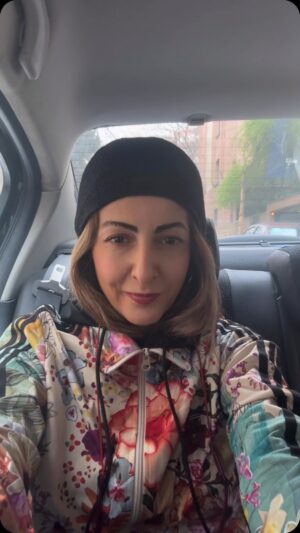 Shaghayegh Dehghan Instagram - _كار مشتركى از من، آقاى خواننده ى آهنگ كه متاسفانه اسمشون رو نميدونم و خانم راننده خوش برخورد و باحالِ تاكسى اينترنتى كه روز من رو ساخت. 
تقديم به همه، به خصوص دختراى باهوش و شوخ طبع اهل استان مازندران، كه چند سال از دوران كودكيم رو كنارشون گذروندم. 
سال نو مبارك
 

_من فقط يه چندتا جان و جهانى و خورشيد كهكشانى و اينا رو متوجه شدم لطفا بيا ترجمه كن @mehrnazdehghan_2 

#عيدانه #نوروز #موسيقى_محلى #لحظه