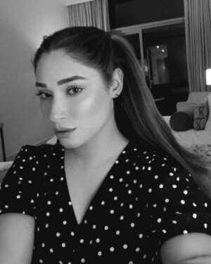 Shameen Khan Instagram - Tying up my hair, shades on, and I’m about to turn this summer struggle into my glow up season. I’ll try to survive the heat like a boss. Summer’s upcoming, and I’m ready for it… sort of.” 🙃☀️🧊