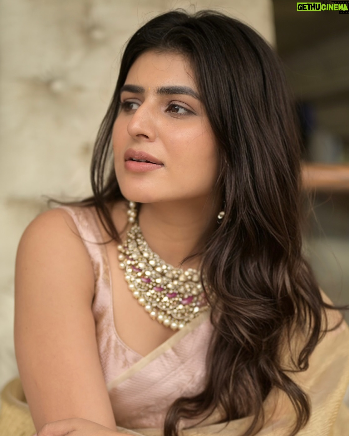 Sharanya - 22.9K Likes - Naari in gorgeous Saree 💛
Wadrobe @lakshya_designerstudio5
Click @tabreztipu
Event @marksmediacommunications @asiajewelsshow
Jewels set @nikhaarjewelsindia