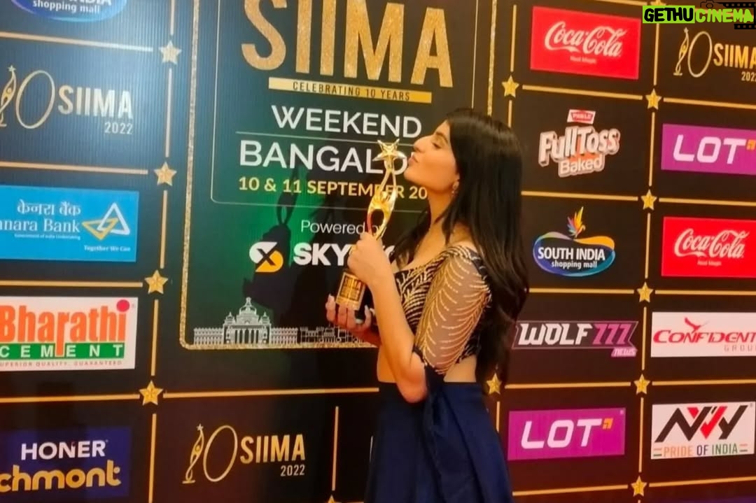 Sharanya - 16.8K Likes - Extremely Overwhelmed with this honour of getting my first award!
*Best Debutant Actress in a Leading role *
Gratitude to my team of 1980,
Starting from the Director @rajkiran_joseph and @priyanka_upendra mam and producer poojashree mam
Embarking upon this journey, hope I have a beautiful future in this beautiful industry.
Marking this award as just a beginning, hopefully way more to go !♥️✨
Love the fans offline and online (InstaFam) for supporting me right from the start, having faith that you’d be there along to support and bless me in my future projects as well.
Thank you so much for this honour @siima , really grateful! ☺️
ನನ್ನ ಮೊದಲ ಸೈಮಾ ಪ್ರಶಸ್ತಿಯನ್ನು ಸ್ವೀಕರಿಸುವ ಮೂಲಕ ತುಂಬಾ ಉತ್ಸುಕನಾಗಿದ್ದೇನೆ
ನಿರ್ದೇಶಕ ಕಿರಣ್ ಮತ್ತು ಪ್ರಿಯಾಂಕಾ ಮಾಮ್ನಿಂದ ಪ್ರಾರಂಭಿಸಿ 1980 ರ ನನ್ನ ತಂಡಕ್ಕೆ ಕೃತಜ್ಞತೆಗಳು
ಈ ಸುಂದರ ಉದ್ಯಮದಲ್ಲಿ ನನಗೆ ಸುಂದರವಾದ ಭವಿಷ್ಯವಿದೆ ಎಂದು ಭಾವಸಿ ಈ ಪ್ರಯಾಣವನ್ನು ಪ್ರರಂಬಿಸುತಿದ್ದೇನೆ.
ಮೊದಲಿನಿಂದಲೂ ನನ್ನನ್ನು ಬೆಂಬಲಿಸಿದ್ದಕ್ಕಾಗಿ ಆಫ್ಲೈನ್ ಮತ್ತು ಆನ್ಲೈನ್ (InstaFam) ಅಭಿಮಾನಿಗಳಿಗೆ ನನ್ನ ಧನ್ಯವಾದ, ನನ್ನ ಮುಂದಿನ ಯೋಜನೆಗಳಲ್ಲಿಯೂ ನನ್ನನ್ನು ಬೆಂಬಲಿಸಲು ಮತ್ತು ಆಶೀರ್ವದಿಸಲು ನೀವು ಇರುತ್ತೀರಿ ಎಂಬ ನಂಬಿಕೆಇದೆ
ಈ ಗೌರವಕ್ಕಾಗಿ ತುಂಬಾ ಧನ್ಯವಾದಗಳು @siima, ನಿಜವಾಗಿಯೂ ನಾನು ಕೃತಜ್ಞ! ☺️
#siima #siima2022 #bestdebutantactress #sharanyashetty #movies #awards