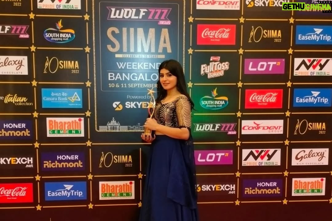 Sharanya - 16.8K Likes - Extremely Overwhelmed with this honour of getting my first award!
*Best Debutant Actress in a Leading role *
Gratitude to my team of 1980,
Starting from the Director @rajkiran_joseph and @priyanka_upendra mam and producer poojashree mam
Embarking upon this journey, hope I have a beautiful future in this beautiful industry.
Marking this award as just a beginning, hopefully way more to go !♥️✨
Love the fans offline and online (InstaFam) for supporting me right from the start, having faith that you’d be there along to support and bless me in my future projects as well.
Thank you so much for this honour @siima , really grateful! ☺️
ನನ್ನ ಮೊದಲ ಸೈಮಾ ಪ್ರಶಸ್ತಿಯನ್ನು ಸ್ವೀಕರಿಸುವ ಮೂಲಕ ತುಂಬಾ ಉತ್ಸುಕನಾಗಿದ್ದೇನೆ
ನಿರ್ದೇಶಕ ಕಿರಣ್ ಮತ್ತು ಪ್ರಿಯಾಂಕಾ ಮಾಮ್ನಿಂದ ಪ್ರಾರಂಭಿಸಿ 1980 ರ ನನ್ನ ತಂಡಕ್ಕೆ ಕೃತಜ್ಞತೆಗಳು
ಈ ಸುಂದರ ಉದ್ಯಮದಲ್ಲಿ ನನಗೆ ಸುಂದರವಾದ ಭವಿಷ್ಯವಿದೆ ಎಂದು ಭಾವಸಿ ಈ ಪ್ರಯಾಣವನ್ನು ಪ್ರರಂಬಿಸುತಿದ್ದೇನೆ.
ಮೊದಲಿನಿಂದಲೂ ನನ್ನನ್ನು ಬೆಂಬಲಿಸಿದ್ದಕ್ಕಾಗಿ ಆಫ್ಲೈನ್ ಮತ್ತು ಆನ್ಲೈನ್ (InstaFam) ಅಭಿಮಾನಿಗಳಿಗೆ ನನ್ನ ಧನ್ಯವಾದ, ನನ್ನ ಮುಂದಿನ ಯೋಜನೆಗಳಲ್ಲಿಯೂ ನನ್ನನ್ನು ಬೆಂಬಲಿಸಲು ಮತ್ತು ಆಶೀರ್ವದಿಸಲು ನೀವು ಇರುತ್ತೀರಿ ಎಂಬ ನಂಬಿಕೆಇದೆ
ಈ ಗೌರವಕ್ಕಾಗಿ ತುಂಬಾ ಧನ್ಯವಾದಗಳು @siima, ನಿಜವಾಗಿಯೂ ನಾನು ಕೃತಜ್ಞ! ☺️
#siima #siima2022 #bestdebutantactress #sharanyashetty #movies #awards